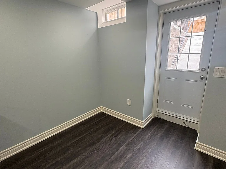 43 Ogston Cres #BASEMENT — Photo 2