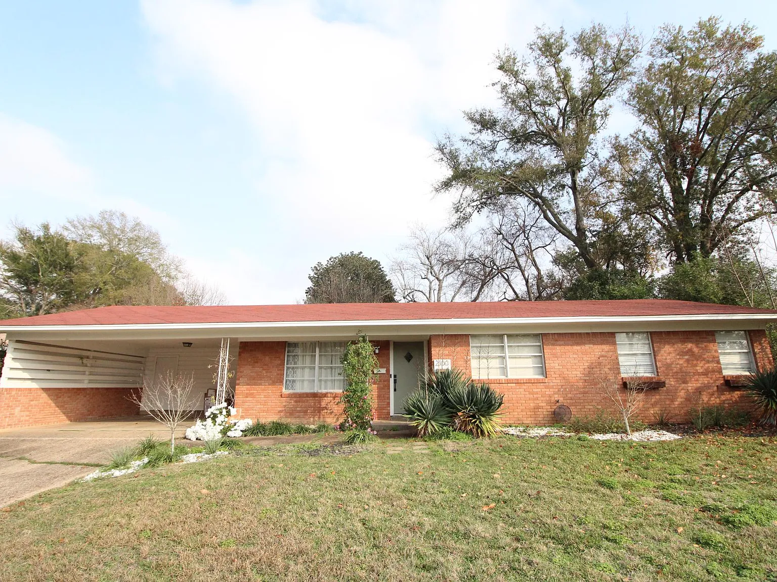 3 bed, 1374 sqft, $1,550 — Photo 1