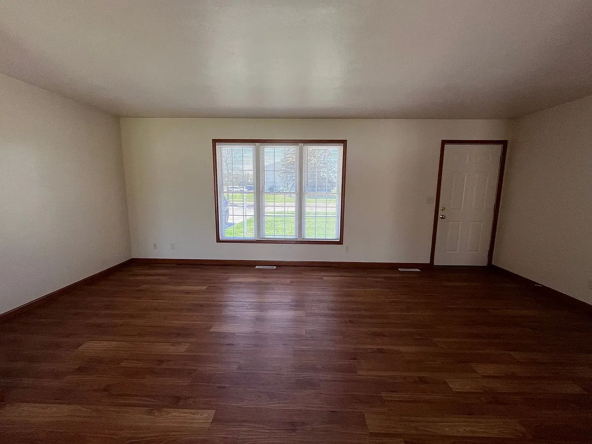 Building Photo - 220 Tanglewood Dr