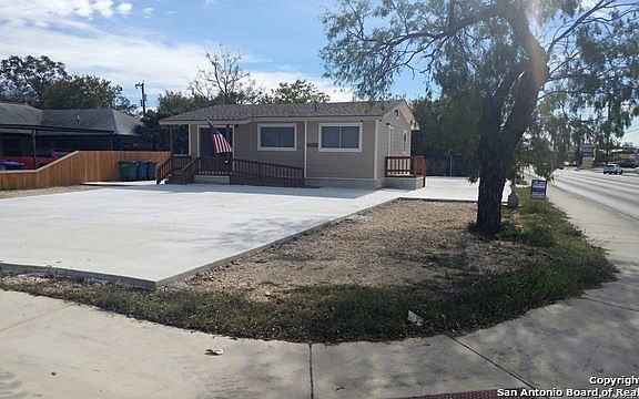 3rd image of 572 W Hermosa Dr
