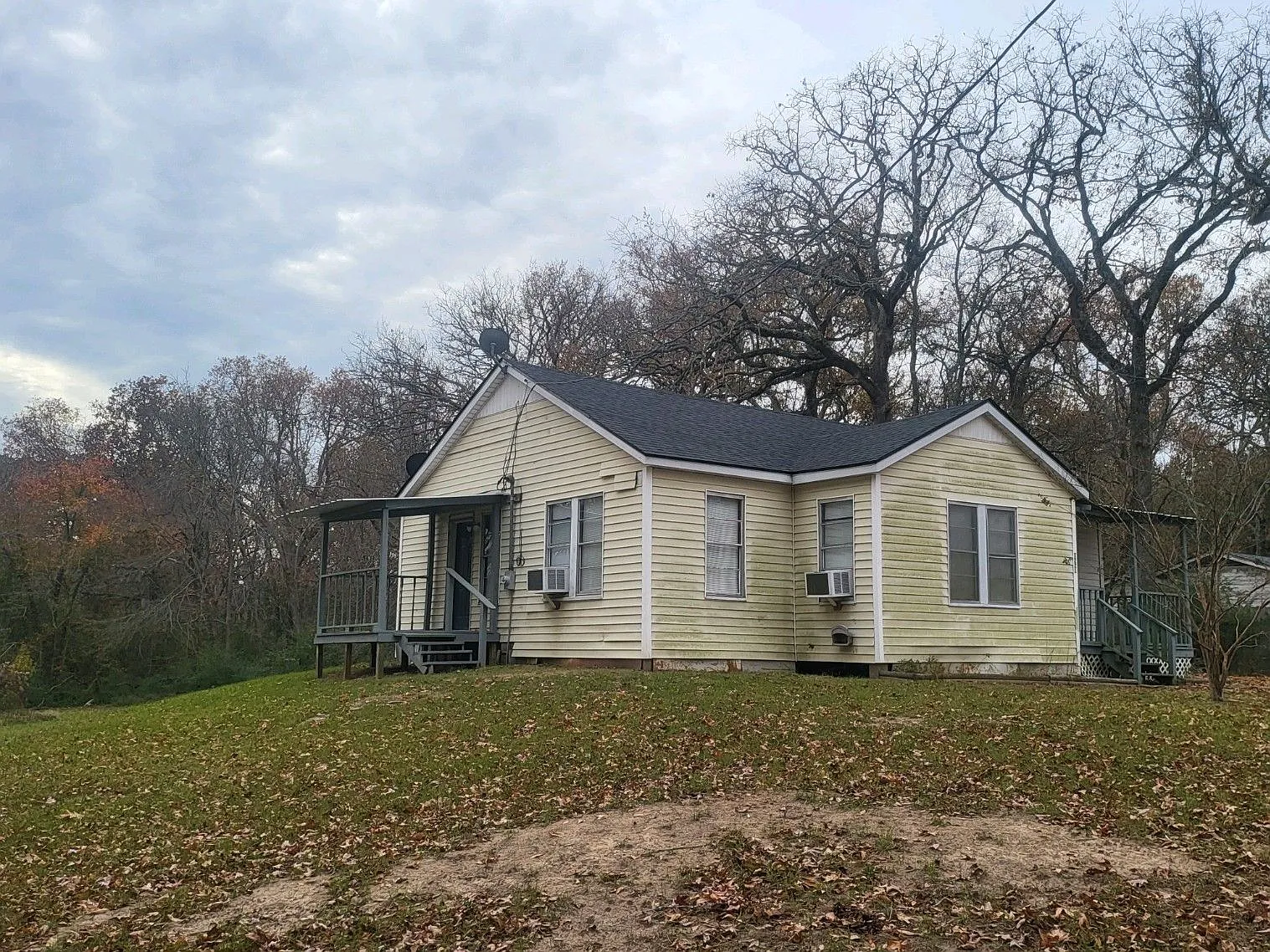 2 bed, 1.0 bath, 1192 sqft, $1,000 — Photo 1
