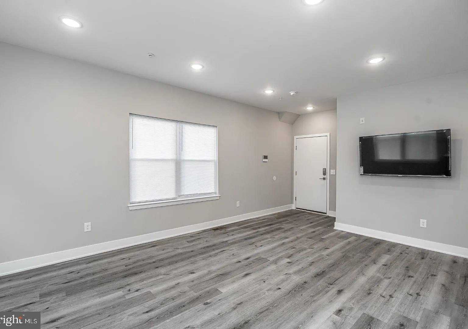 3 bed, 1200 sqft, $2,150 — Photo 2