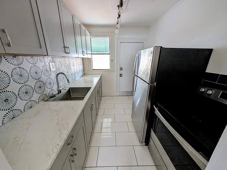 2701 Myra St — Photo 5