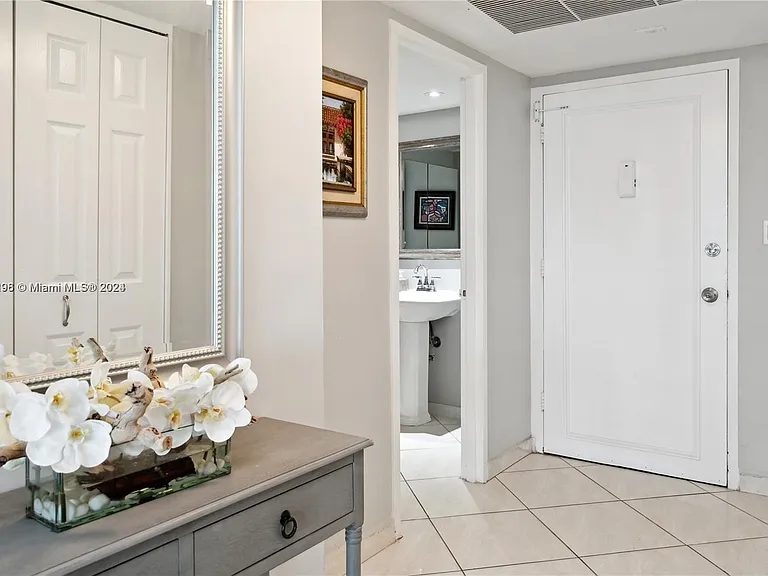 5401 Collins Ave #1123 — Photo 16