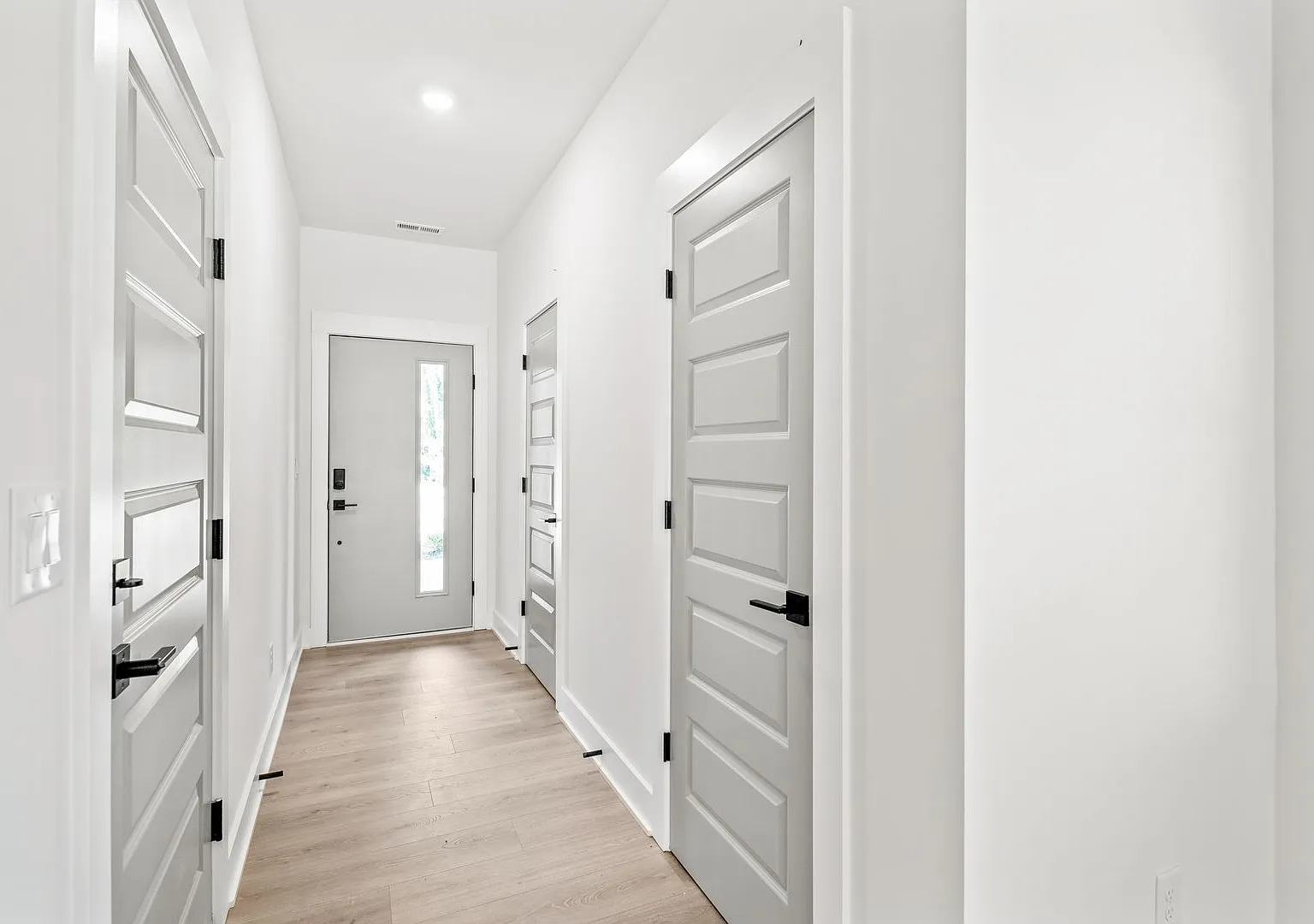 Bright & Modern Townhome in Westerly Hills — Photo 4