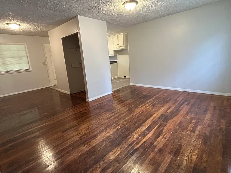 422 Oneida Ave — Photo 2