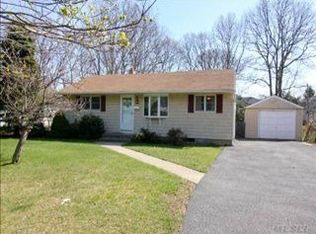 125 Meroke Ln, East Islip, NY 11730
