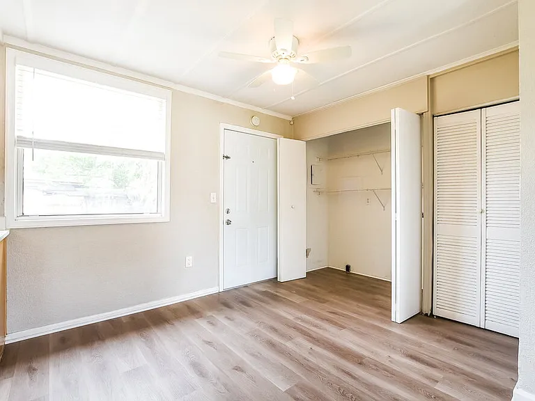 542 Colonnades Cv — Photo 9