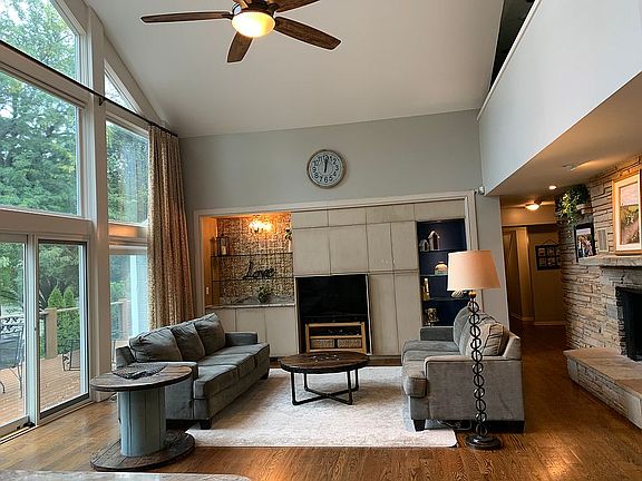 2nd image of 1020 E Lakecrest Dr