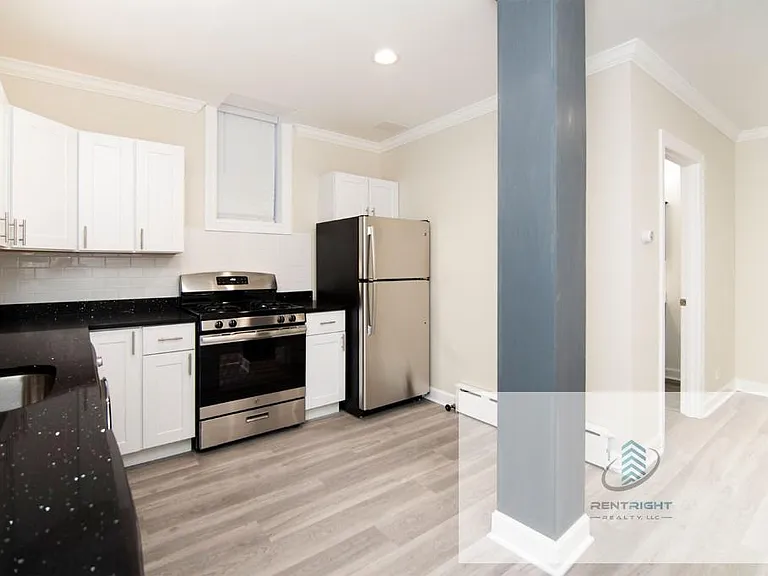646-48 W Roscoe St #646 — Photo 1