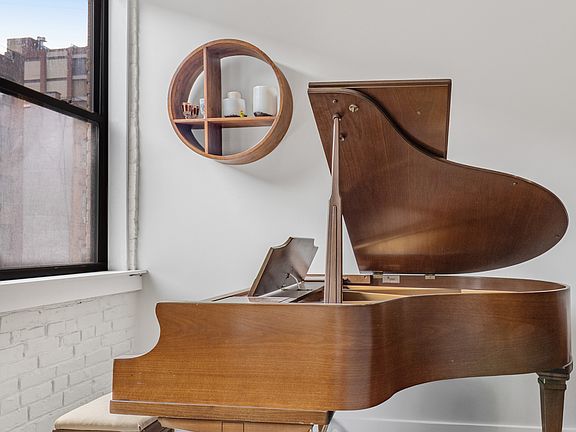 5th image of 521 W 47th St APT 3A