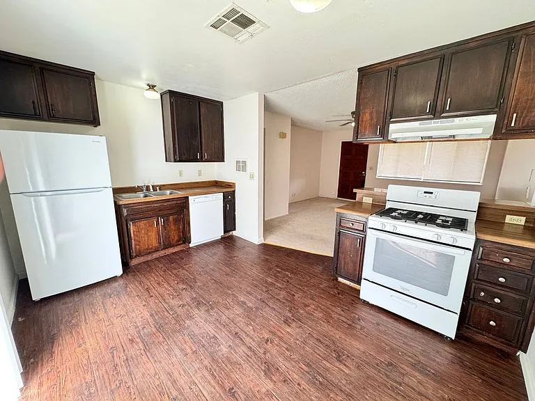 736 Commercial — Photo 4
