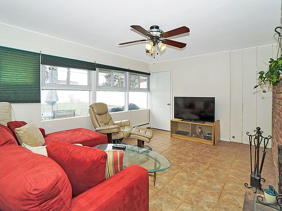 3rd image of 52 Willowood Dr