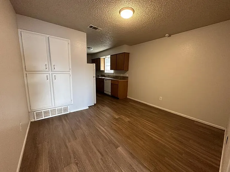 2103 S Loop 289 — Photo 6