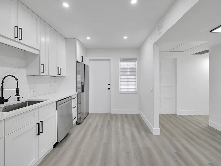 3050 N Palm Aire Dr #704 — Photo 4