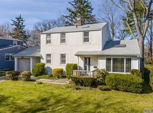 65 Peachtree Ln, Roslyn Heights, NY 11577