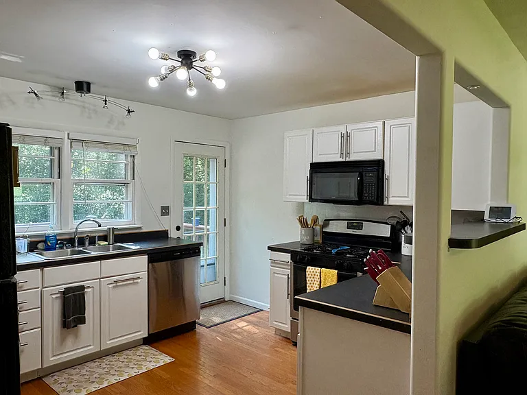 135 S Evergreen Ave — Photo 11