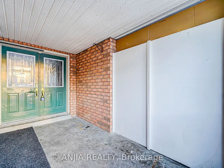 146 Billingsley Cres — Photo 3