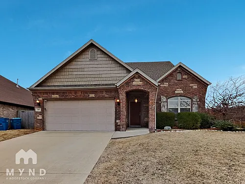 100 NE Larkspur Ln Photo 1