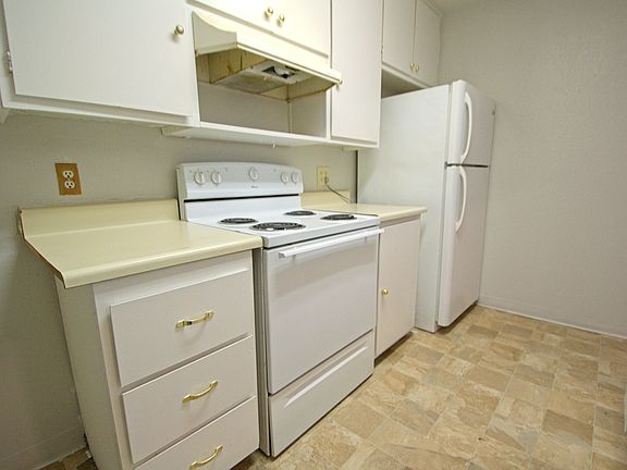 3rd image of 681 Oakwood Dr