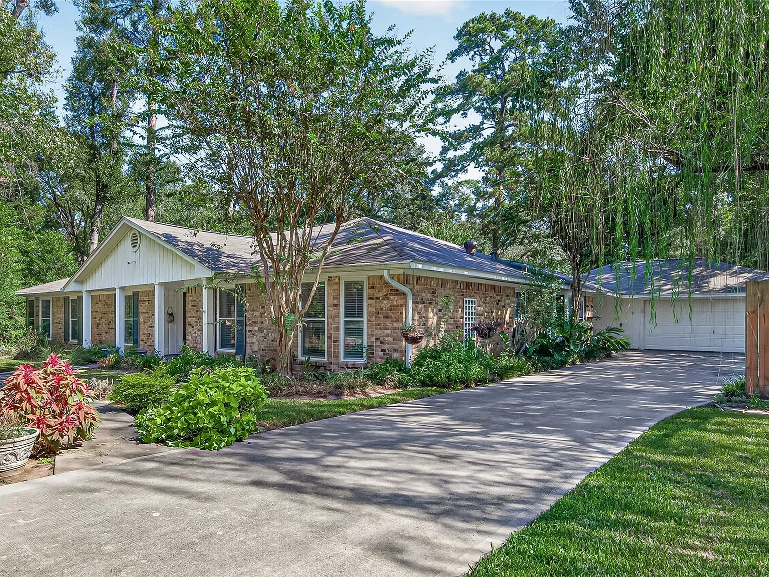 4 bed, 2.0 bath, 2410 sqft, $2,900 — Photo 2