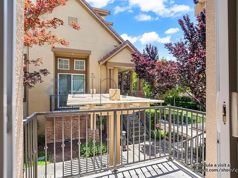 1076 Sapphire Ter — Photo 32