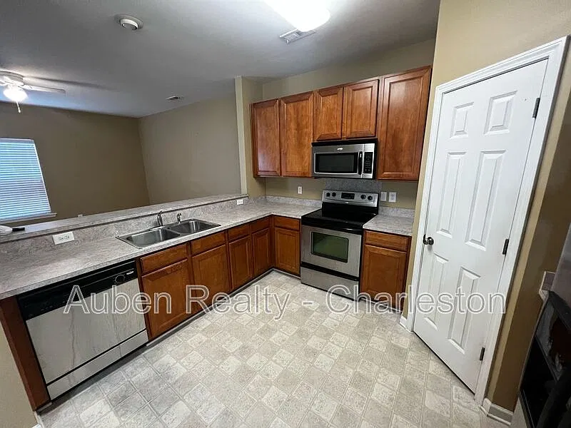 3 bed, 2.5 bath, 1577 sqft, $2,150 — Photo 4