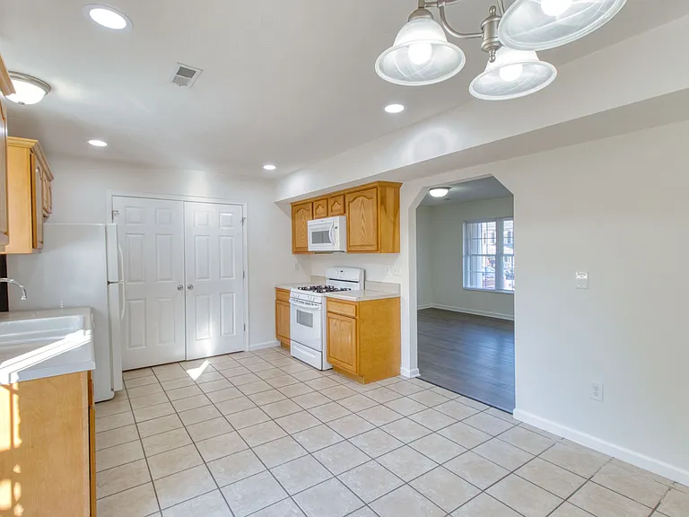 5 Stratford Dr #111 — Photo 11