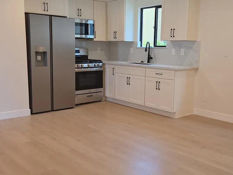 1070 Masselin Ave #1/4 — Photo 9