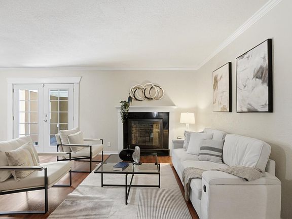 4th image of 2495 Gloria Way