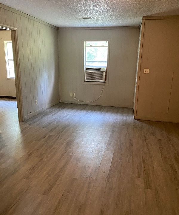 2nd image of 31 Woods Dr #101