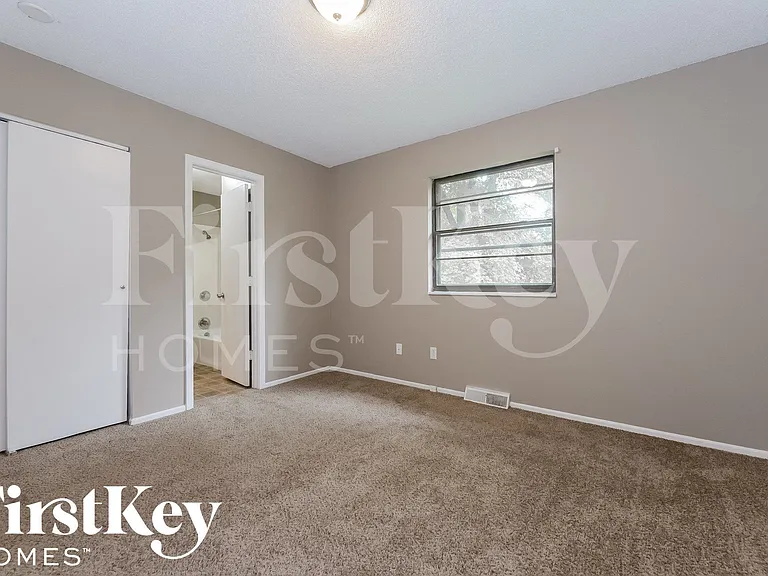 2318 NW Chatham Pl — Photo 10