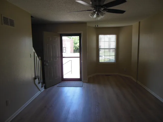 633 NE English Manor Dr #A — Photo 3