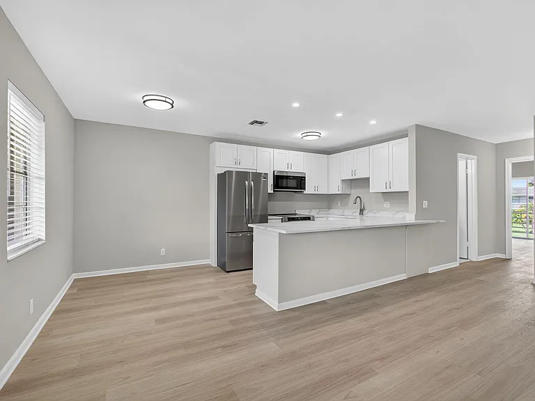 42 Easthampton B — Photo 6