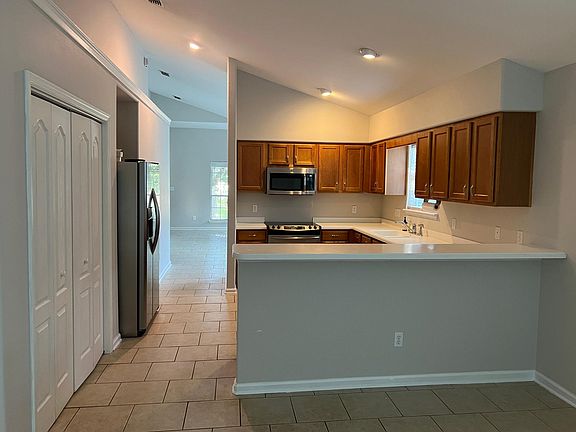 4th image of 2214 Heathrow Dr
