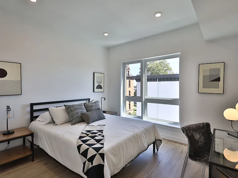 231 W Johnson Street — Photo 15
