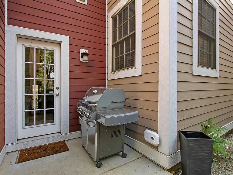 Side entrance to mudroom. Easy access to gas grill.