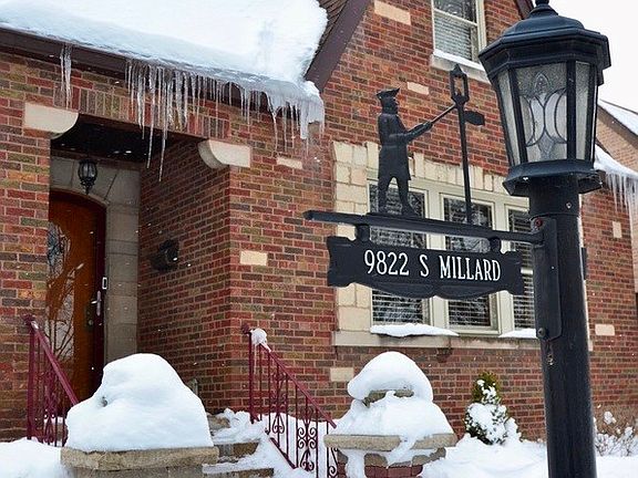 Just Love the front entry....even with icicles!