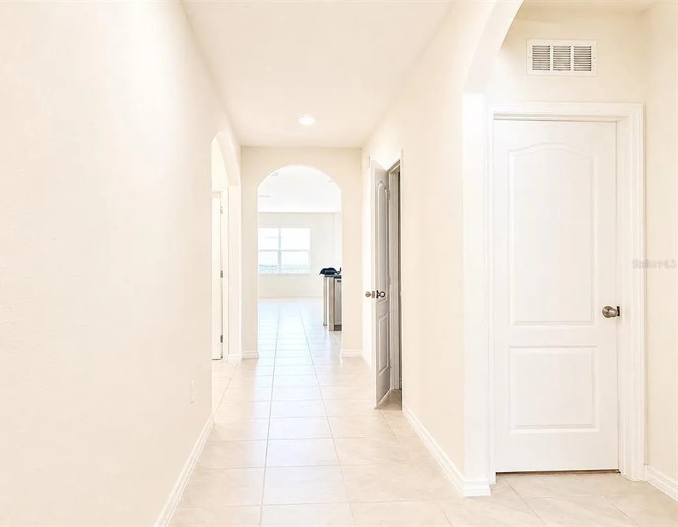 4 bed, 2.0 bath, 1828 sqft, $2,350 — Photo 2