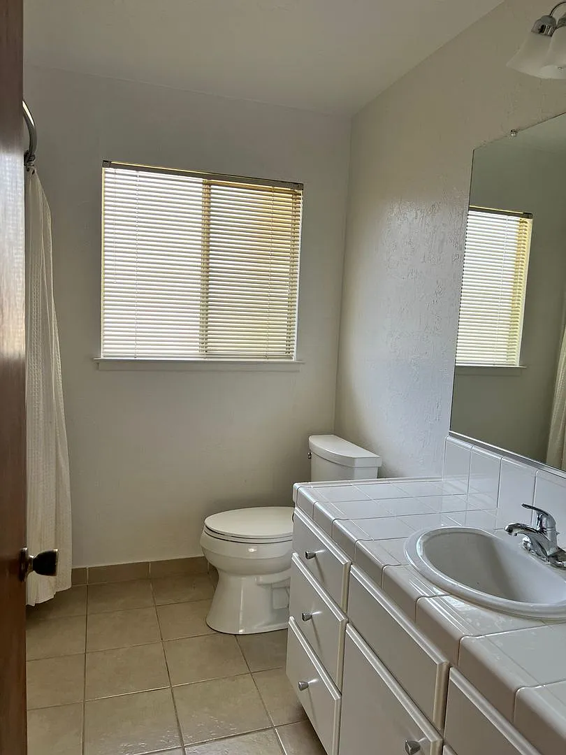 Clovis Home-Convenient location to shopping & entertainment — Photo 4