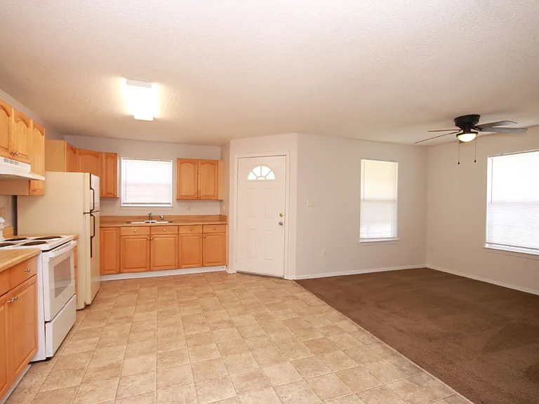 624 N G St — Photo 2