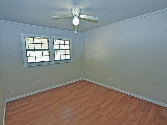 4th image of 322 E 44th St