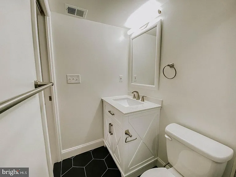 44 E Rosemont Ave — Photo 18