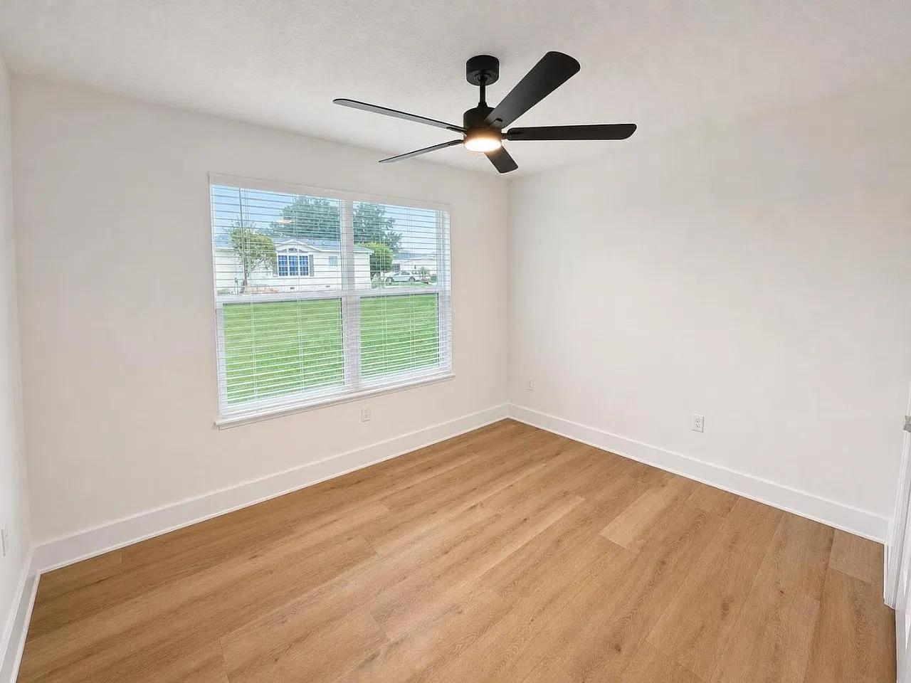 Unfurnished 3 Beds 2 Baths In Wildwood — Photo 4