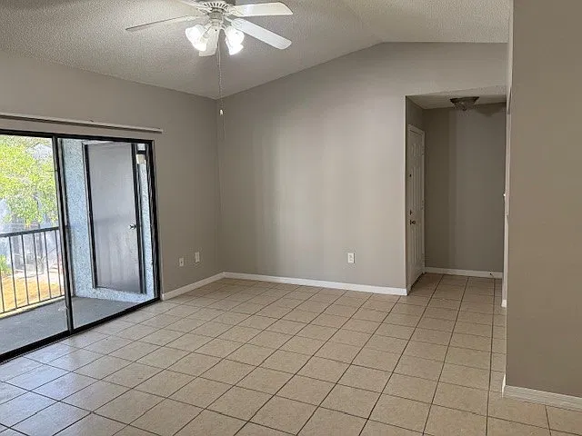 2 bed, 1010 sqft, $1,600 — Photo 3