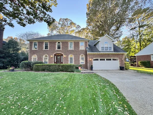 930 Forest Lakes Dr, Chesapeake, VA 23322