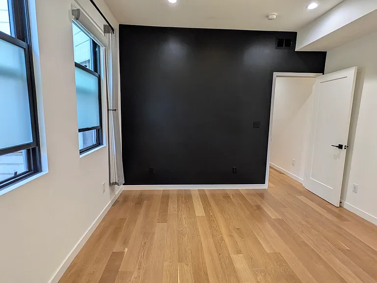 51 Moss St — Photo 4