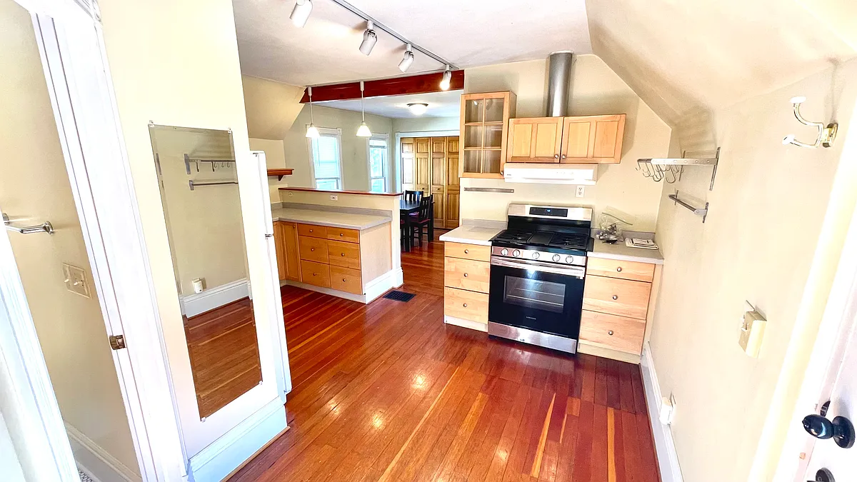 Large kitchen - 1013 Cromwell Ave