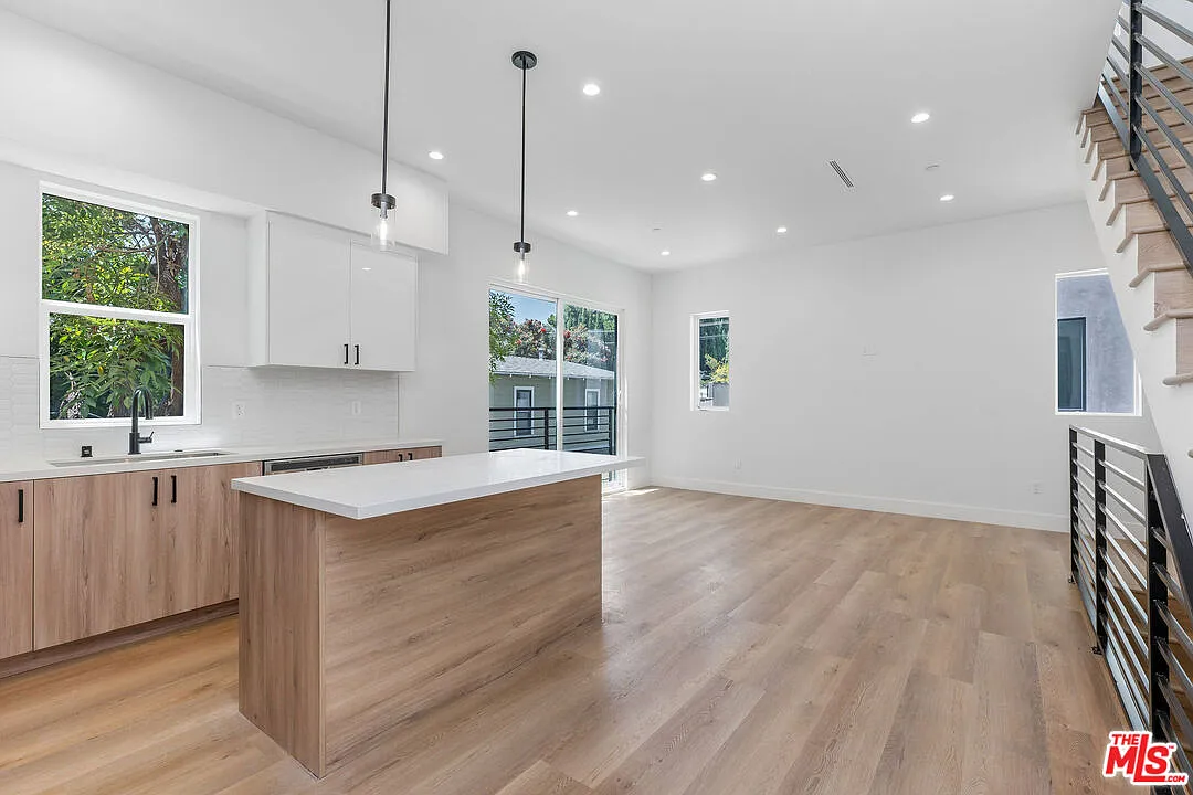 4 bed, 4.0 bath, 1809 sqft, $6,495 — Photo 4
