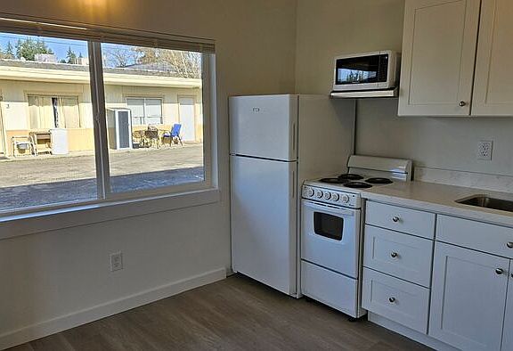3rd image of 12605 Pacific Ave S APT 8